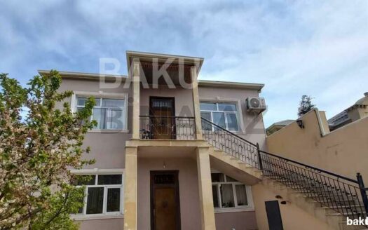 8 Room House / Villa for Sale in Baku