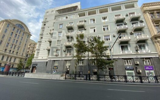 4 Room Old Apartment for Sale in Baku