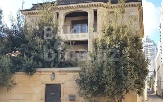 6 Room House / Villa for Sale in Baku