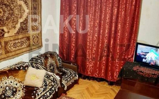 3 Room Old Apartment for Sale in Baku