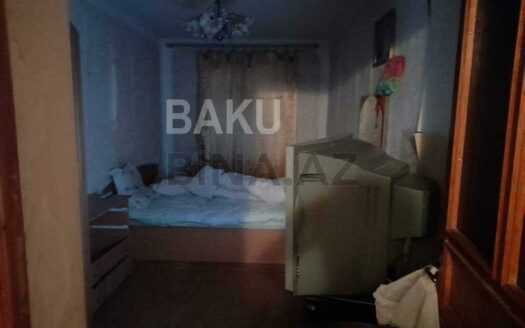 3 Room Old Apartment for Sale in Baku