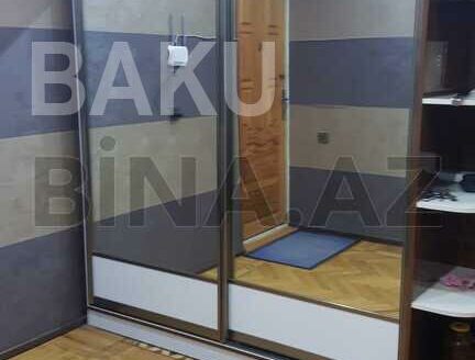 5-Room Old Apartment for Sale in Baku