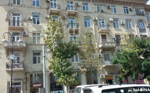 3 Room Old Apartment for Sale in Baku