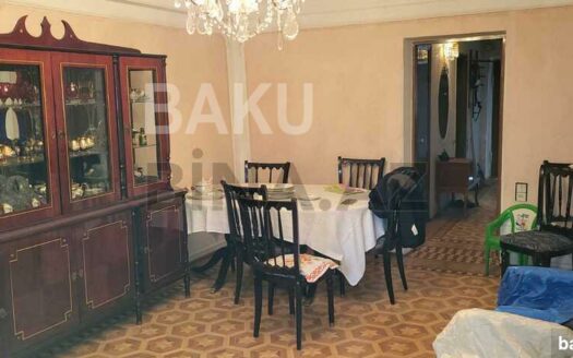 3 Room Old Apartment for Sale in Baku