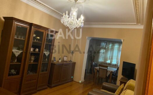 5-Room Old Apartment for Sale in Baku