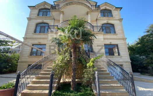 12-Room House / Villa for Sale in Baku