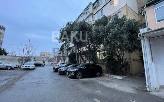 4 Room Old Apartment for Sale in Baku