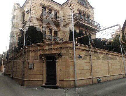 7 Room House / Villa for Sale in Baku