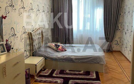 3 Room Old Apartment for Sale in Baku