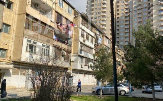 3 Room Old Apartment for Sale in Baku