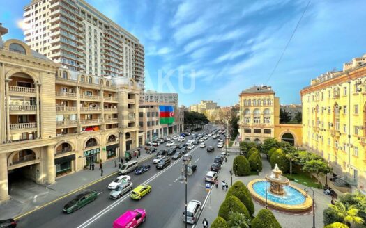 5-Room Old Apartment for Sale in Baku