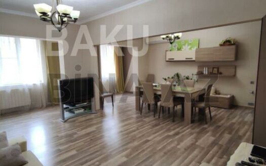 4 Room Old Apartment for Sale in Baku