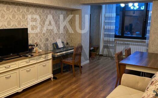 3 Room Old Apartment for Sale in Baku