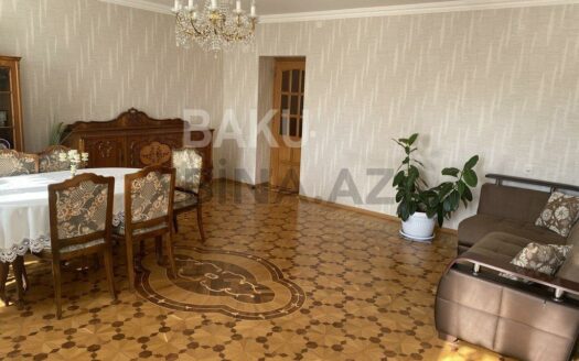 3 Room Old Apartment for Sale in Baku