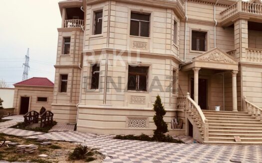 10 Room House / Villa for Sale in Baku