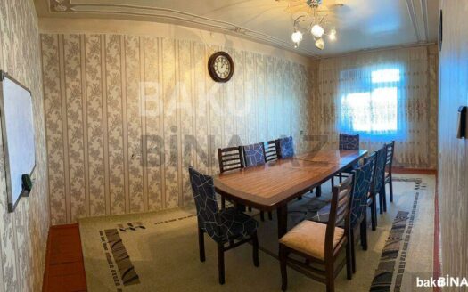 4 Room Old Apartment for Sale in Baku