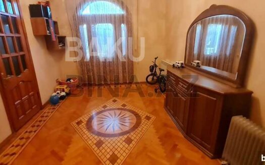 5-Room Old Apartment for Sale in Baku