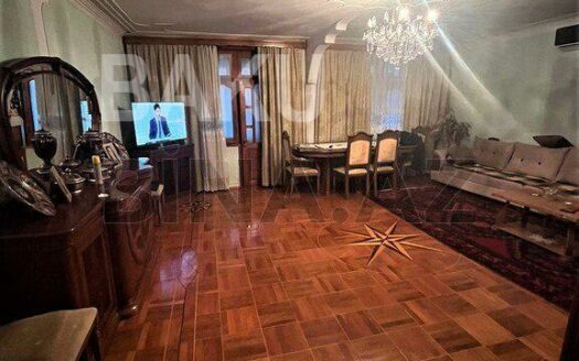 4 Room Old Apartment for Sale in Baku