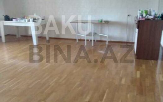 3 Room Old Apartment for Sale in Baku