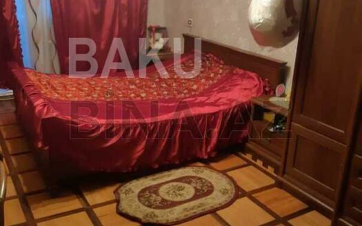 5-Room Old Apartment for Sale in Baku