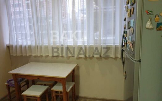 2 Rooms Old Apartment for Sale in Baku