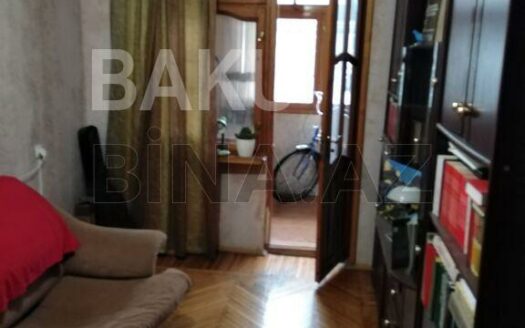 5-Room Old Apartment for Sale in Baku