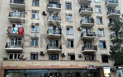 3 Room Old Apartment for Sale in Baku