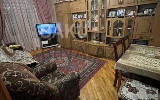 4 Room Old Apartment for Sale in Baku