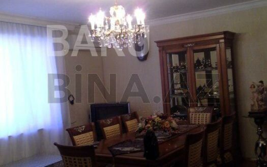 3 Room Old Apartment for Sale in Baku