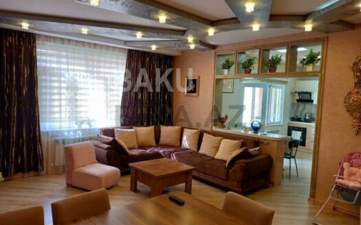 10 Room House / Villa for Sale in Baku