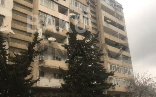 5-Room Old Apartment for Sale in Baku