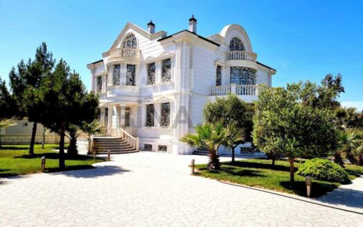 9 Room House / Villa for Sale in Baku