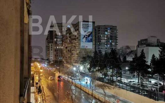 3 Room Old Apartment for Sale in Baku