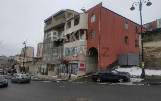 3 Room Old Apartment for Sale in Baku