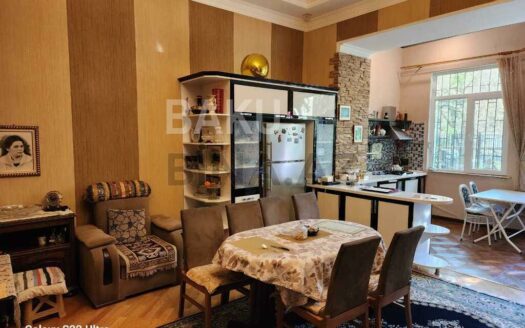 2 Rooms Old Apartment for Sale in Baku