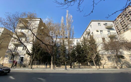 3 Room Old Apartment for Sale in Baku