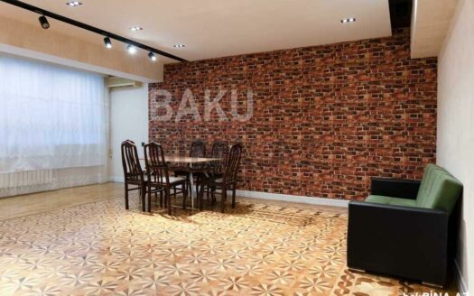 3 Room Old Apartment for Sale in Baku