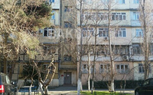 4 Room Old Apartment for Sale in Baku