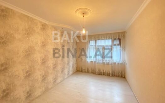 3 Room Old Apartment for Sale in Baku