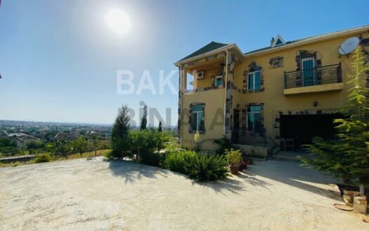 7 Room House / Villa for Sale in Baku