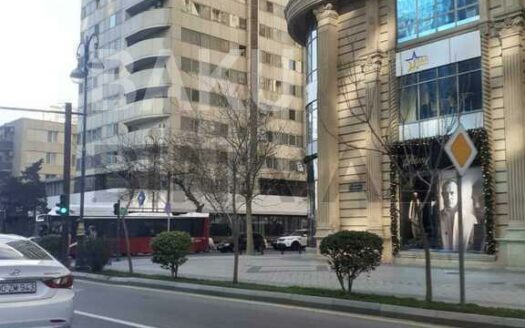 6-Room Old Apartment for Sale in Baku