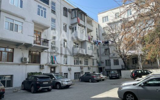 4 Room Old Apartment for Sale in Baku