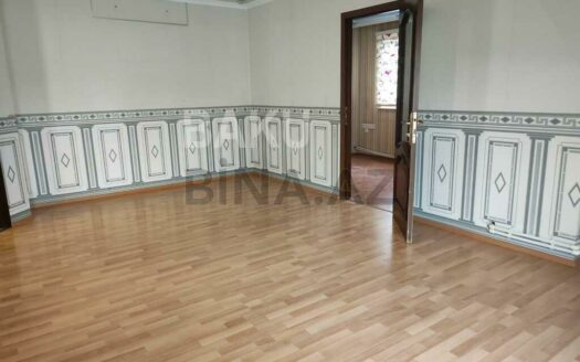 3 Room Old Apartment for Sale in Baku