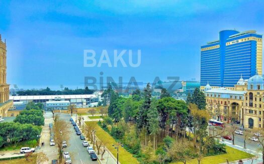 4 Room Old Apartment for Sale in Baku