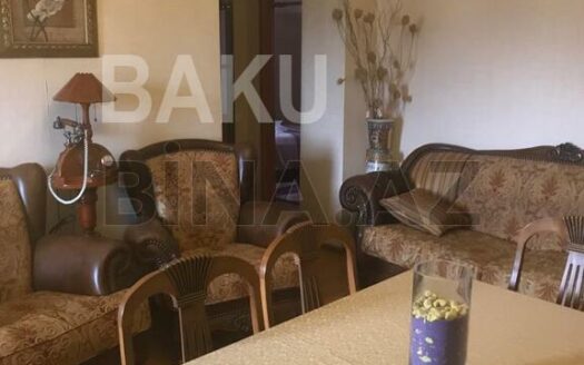 4 Room Old Apartment for Sale in Baku