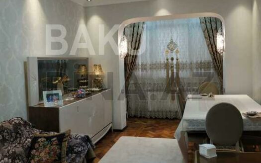 3 Room Old Apartment for Sale in Baku