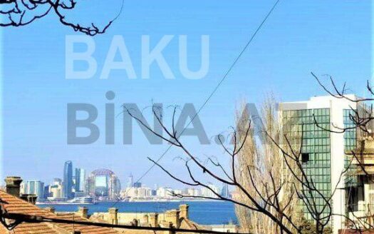 4 Room Old Apartment for Sale in Baku