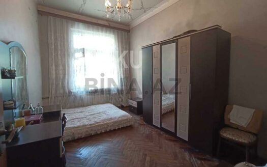 3 Room Old Apartment for Sale in Baku