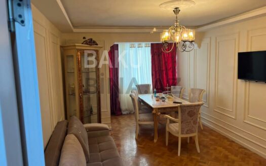 3 Room Old Apartment for Sale in Baku