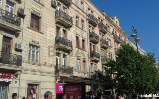 3 Room Old Apartment for Sale in Baku